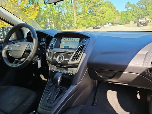 Used 2018 Ford Focus SEL image 16