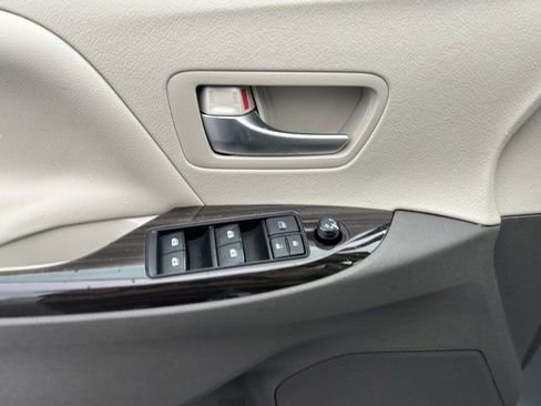 Used 2020 Toyota Sienna XLE w/ XLE Navigation Package image 11
