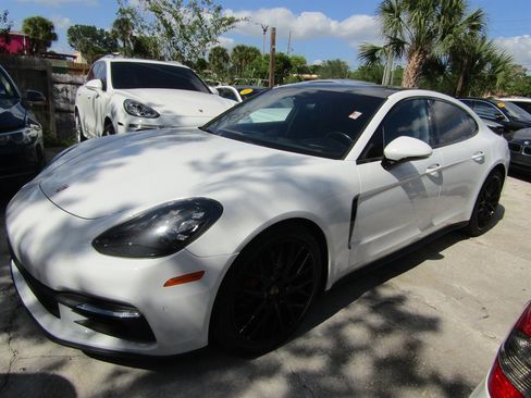 Used 2018 Porsche Panamera 4 image 1