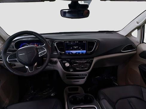 Used 2024 Chrysler Pacifica Touring-L image 25