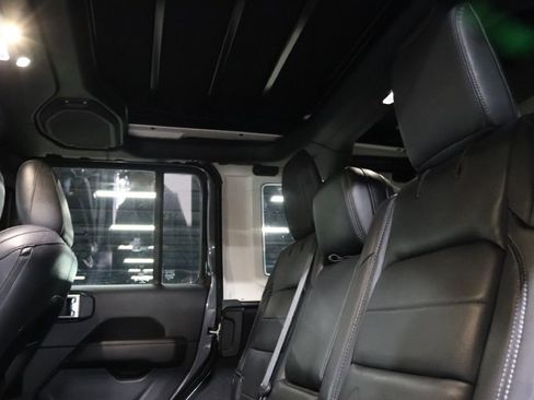 Used 2019 Jeep Wrangler Unlimited Sahara image 23