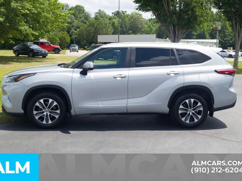 Used 2023 Toyota Highlander XLE AWD/4WD image 12