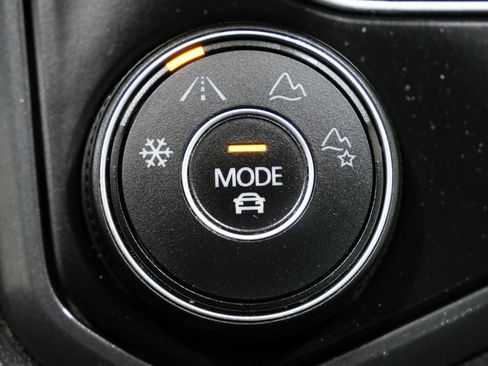 Used 2022 Volkswagen Tiguan SE AWD/4WD image 23