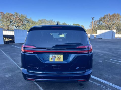 Used 2023 Chrysler Pacifica Touring-L w/ S Appearance Package image 6