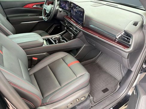 Used 2024 Chevrolet Traverse RS image 31