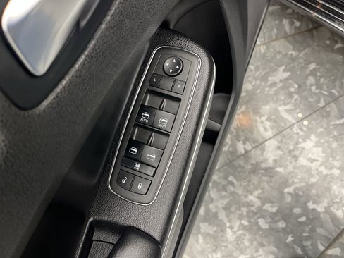 Used 2022 Chrysler 300 Touring w/ Sport Appearance Package image 7