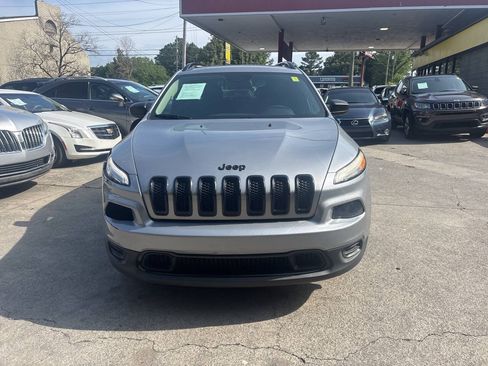 Used 2021 Jeep Grand Cherokee Laredo RWD image 3