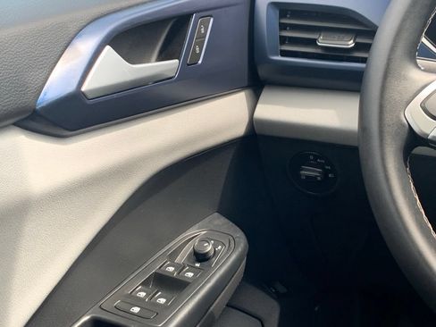 Used 2022 Volkswagen Taos SE w/ Panoramic Sunroof Package FWD image 12