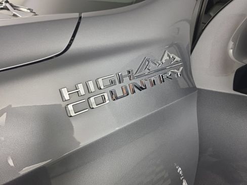 Used 2022 Chevrolet Suburban High Country AWD/4WD image 11