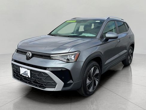 Used 2025 Volkswagen Taos SE AWD/4WD image 3