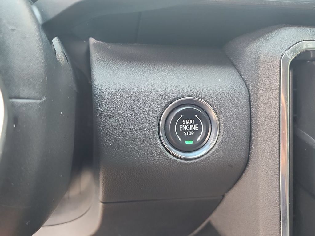 Certified 2025 GMC Acadia Elevation FWD image 17