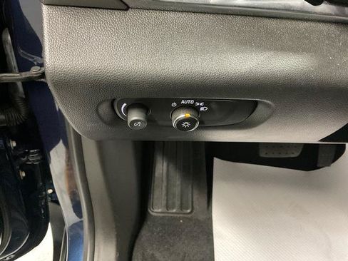 Used 2022 Chevrolet Traverse LT FWD image 13