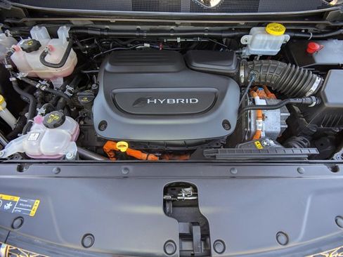 Used 2023 Chrysler Pacifica Touring-L FWD image 23