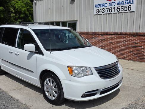 Used 2015 Chrysler Town & Country Touring FWD image 2