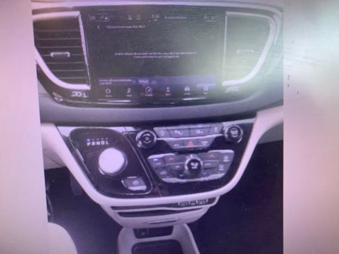Used 2023 Chrysler Pacifica Touring-L FWD image 13
