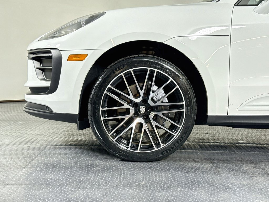 Certified 2025 Porsche Macan AWD/4WD image 31