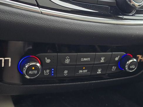 Used 2020 Buick Enclave Premium w/ Sun and Sites Package image 10