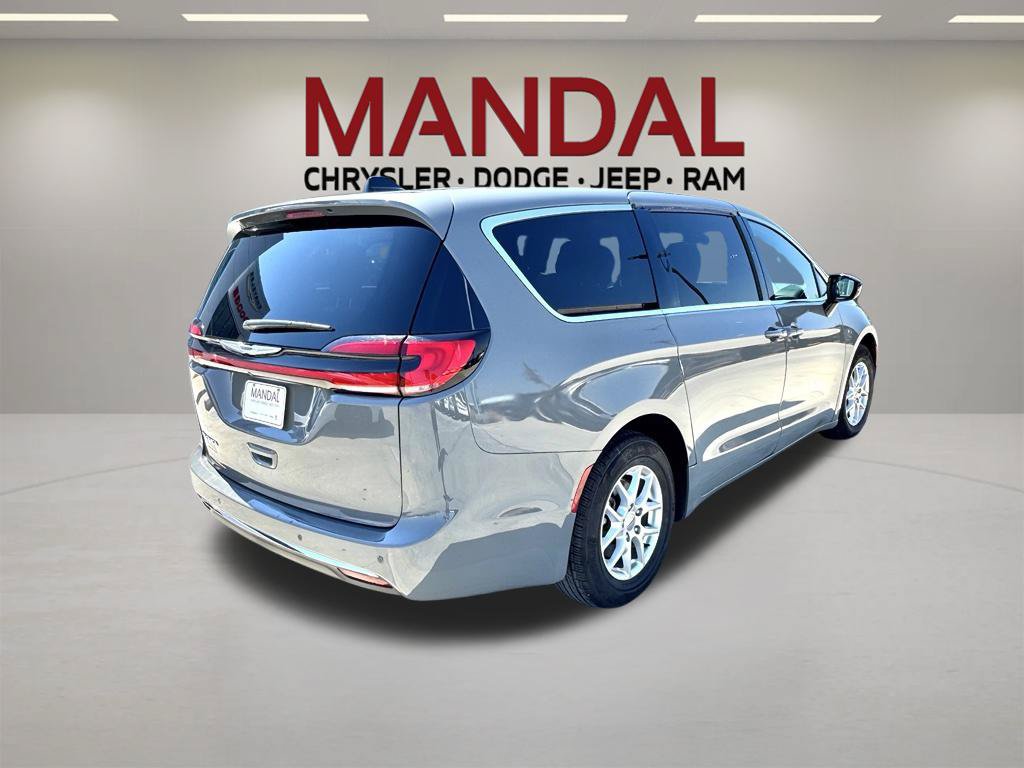 Used 2025 Chrysler Pacifica Select FWD image 5