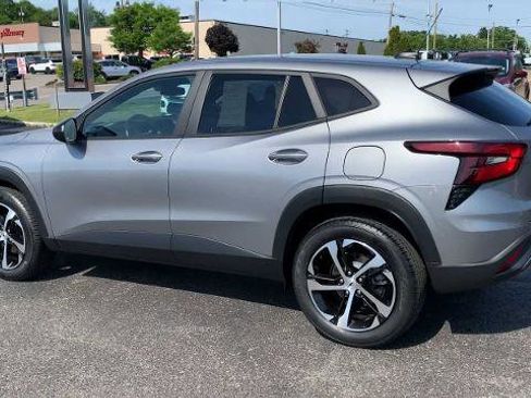 New 2024 Chevrolet Trax RS w/ Sunroof Package FWD image 6