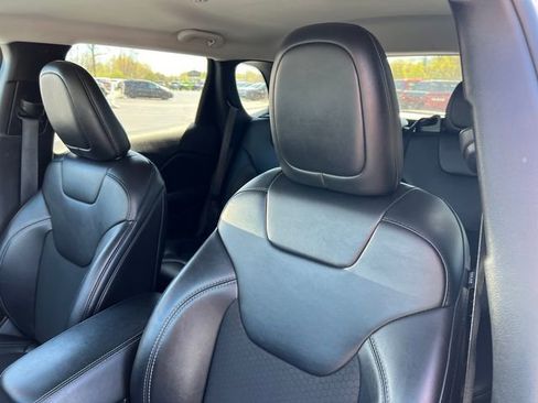 Used 2021 Jeep Cherokee Latitude Plus AWD/4WD image 13