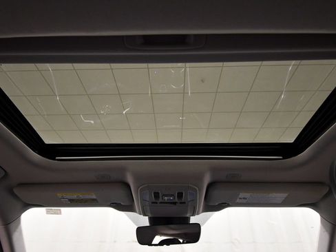 Used 2023 Toyota Highlander XLE AWD/4WD image 16