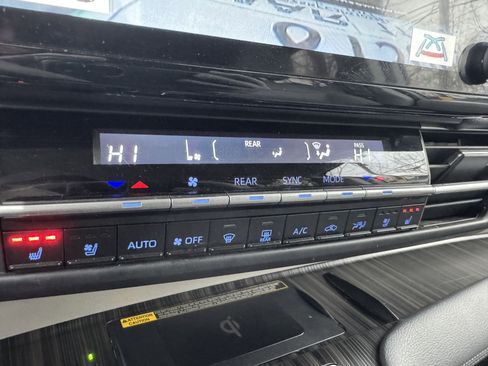 Used 2023 Toyota Sienna Limited image 28