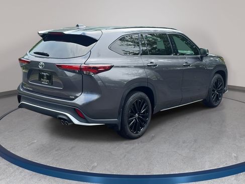 Used 2024 Toyota Highlander XSE FWD image 5