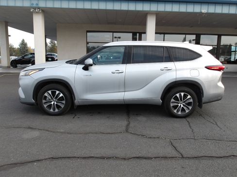 Used 2020 Toyota Highlander XLE image 2
