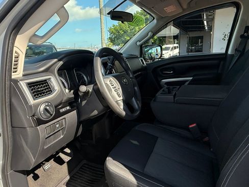 Used 2019 Nissan Titan SV image 11