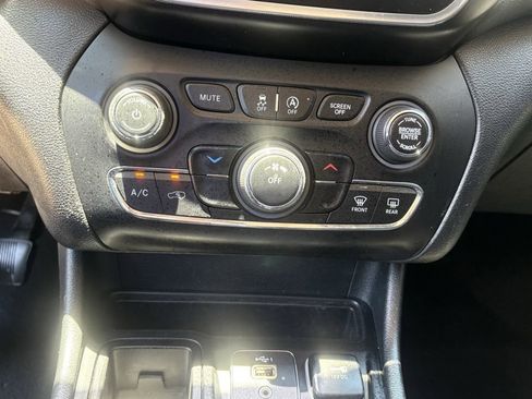 Used 2019 Jeep Cherokee Latitude w/ Popular Appearance Group FWD image 19