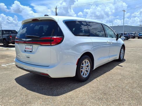 Used 2024 Chrysler Pacifica Touring-L FWD image 29