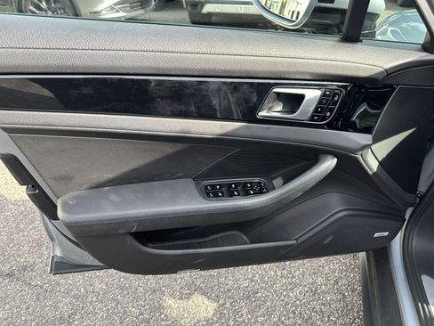 Used 2020 Porsche Panamera image 12