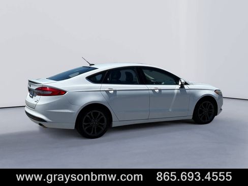 Used 2018 Ford Fusion SE w/ Equipment Group 201A FWD image 3