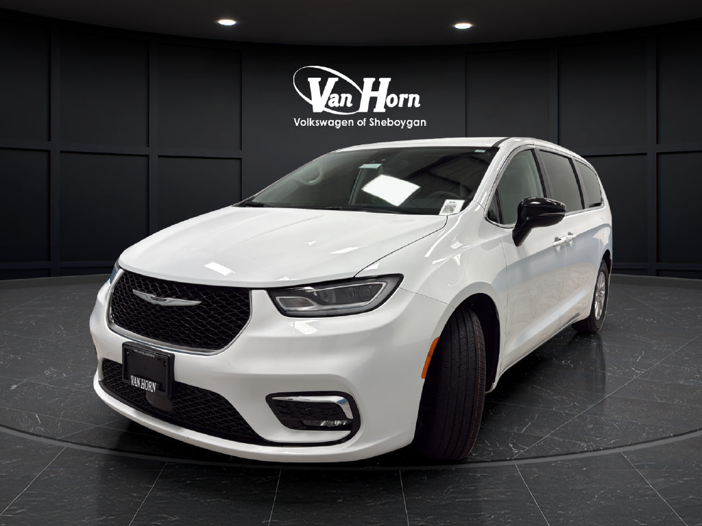 Used 2024 Chrysler Pacifica Touring-L FWD image 3