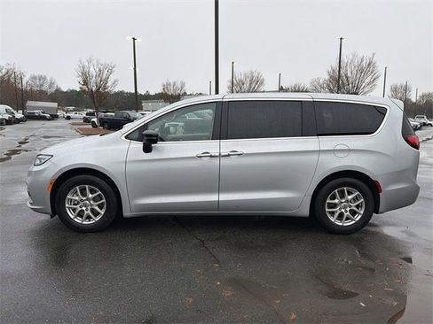 Used 2024 Chrysler Pacifica Touring-L image 10