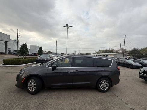 Used 2023 Chrysler Voyager LX image 8