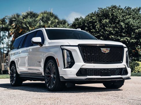 Used 2025 Cadillac Escalade ESV V AWD/4WD image 2