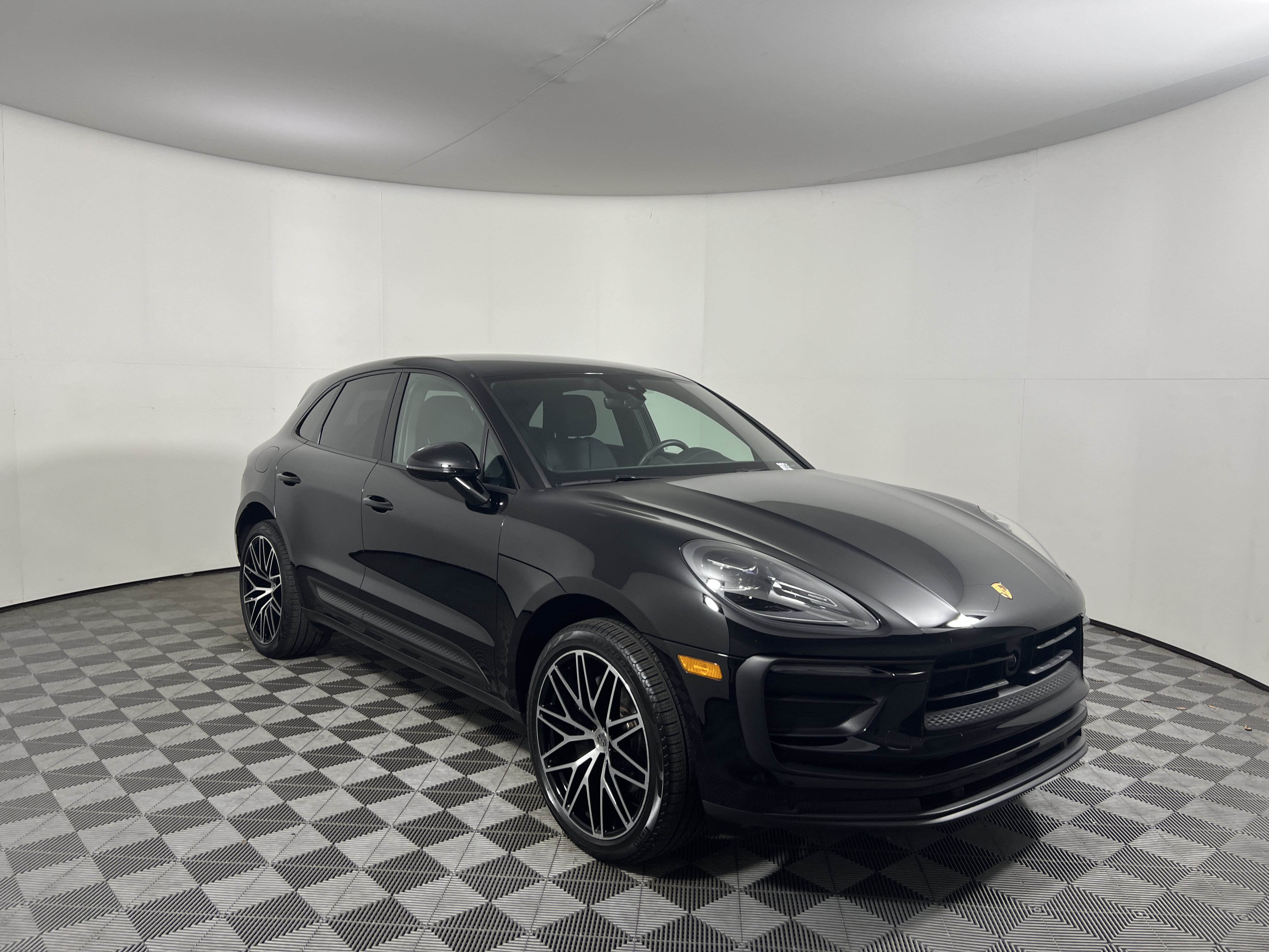 Certified 2026 Porsche Macan AWD/4WD image 9