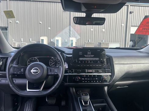 Certified 2025 Nissan Pathfinder SL FWD image 25