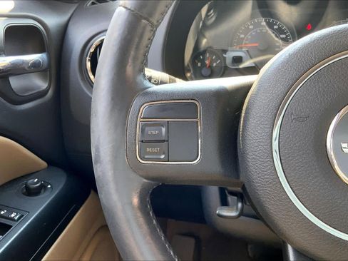 Used 2014 Jeep Patriot Latitude FWD image 24