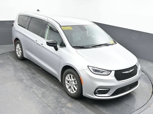 Used 2024 Chrysler Pacifica Touring-L FWD image 37