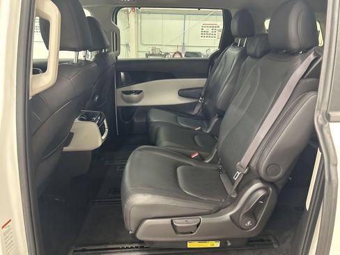 Certified 2023 Kia Carnival EX FWD image 20