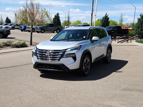 Used 2025 Nissan Rogue SV AWD/4WD image 4