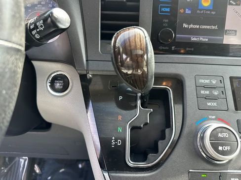 Used 2017 Toyota Sienna XLE Premium image 30