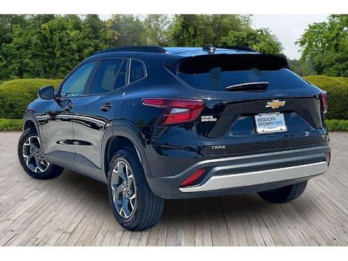 Used 2025 Chevrolet Trax LT w/ LT Convenience Package FWD image 4