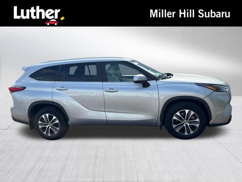 Used 2023 Toyota Highlander XLE AWD/4WD image 1