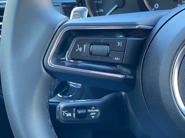 Certified 2025 Porsche Macan AWD/4WD image 26