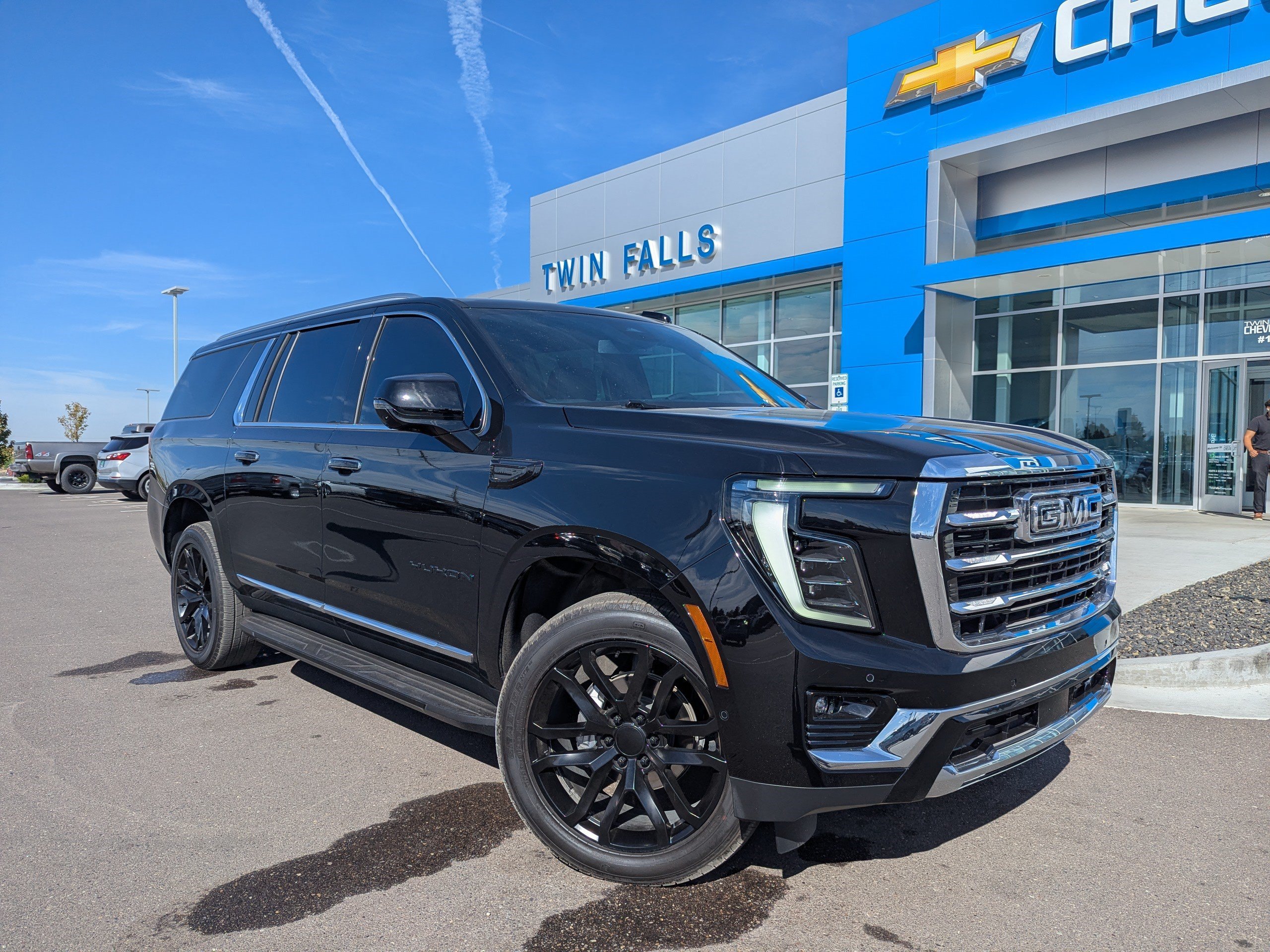Used 2025 GMC Yukon XL Elevation AWD/4WD image 1