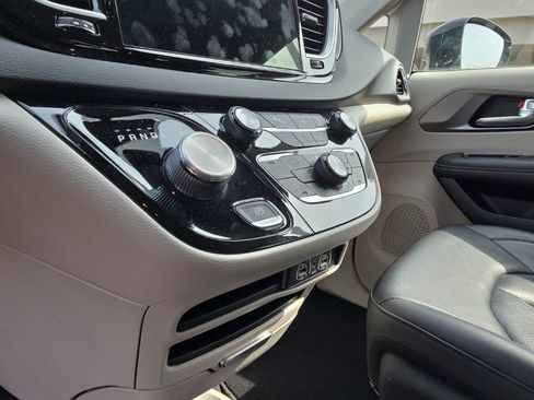 Used 2024 Chrysler Pacifica Touring-L FWD image 17
