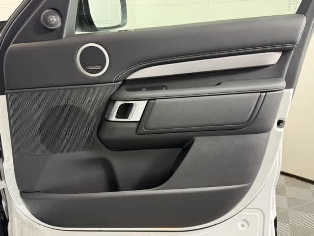 Used 2026 Land Rover Discovery Dynamic SE AWD/4WD image 17